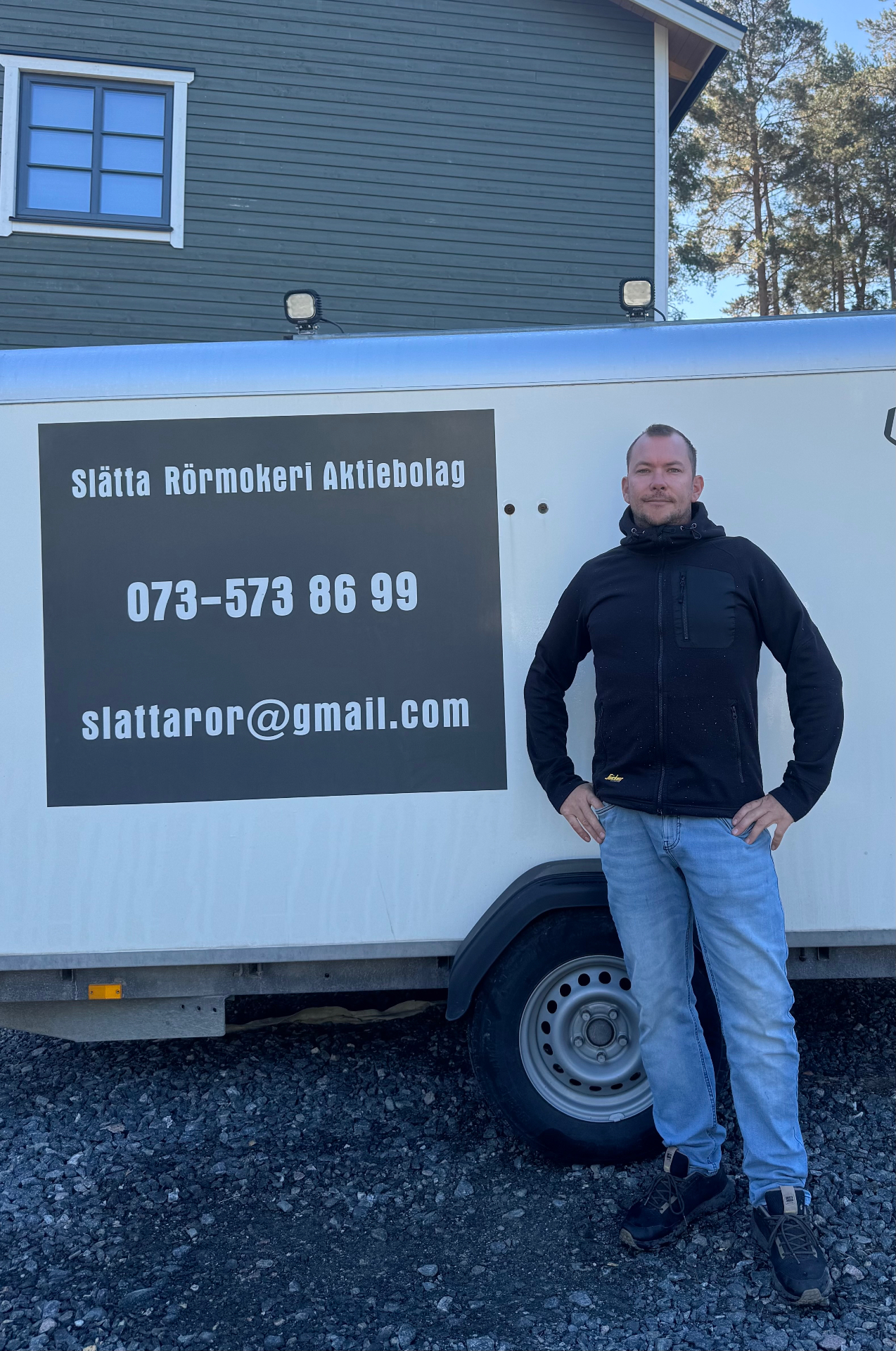 Jonas Jakobsson vid Slätta Rörmokeris arbetsvagn